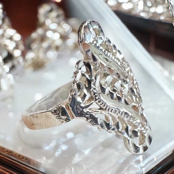 Sterling Silver Diamond Cut Filigree Ring (7.5) - Picture 3 of 10